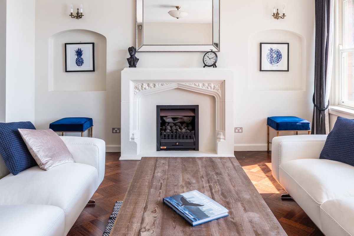 Magnificent Waterfront living with view gallery image 3