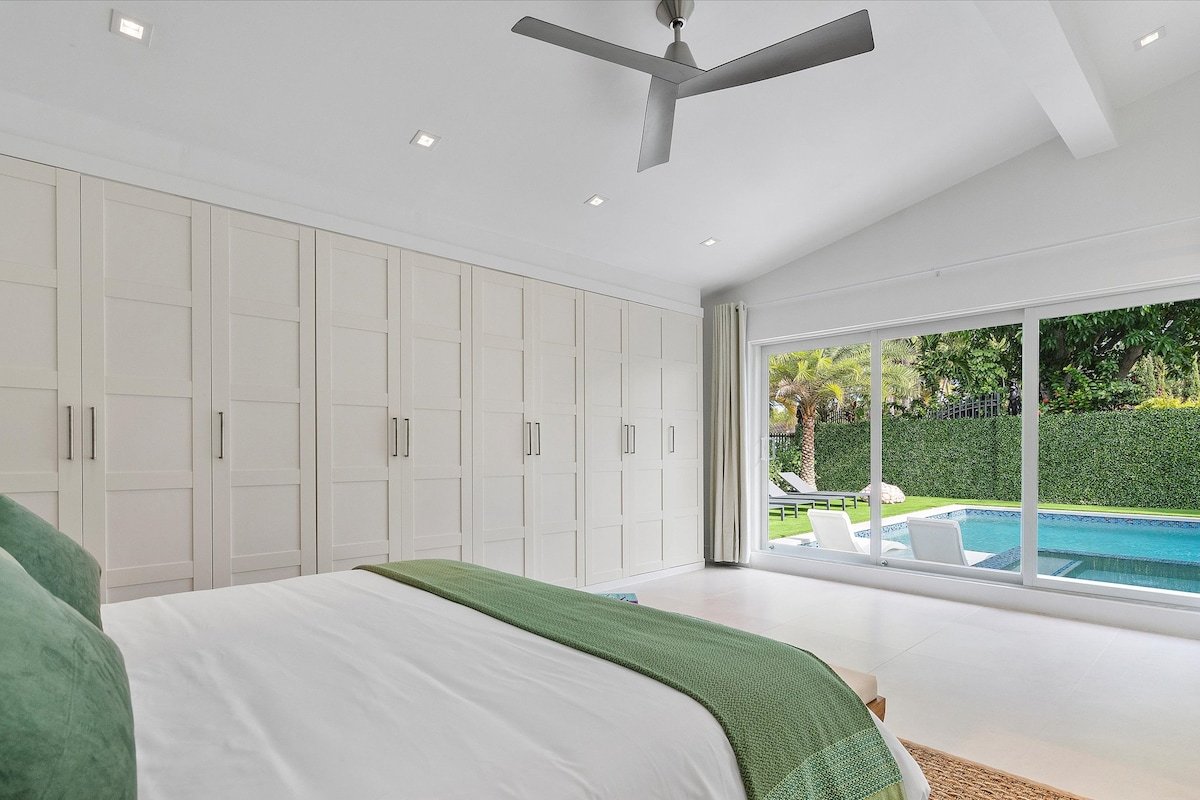 LUXE Certified – Vizcaya Retreat – Prime Location! gallery image 4