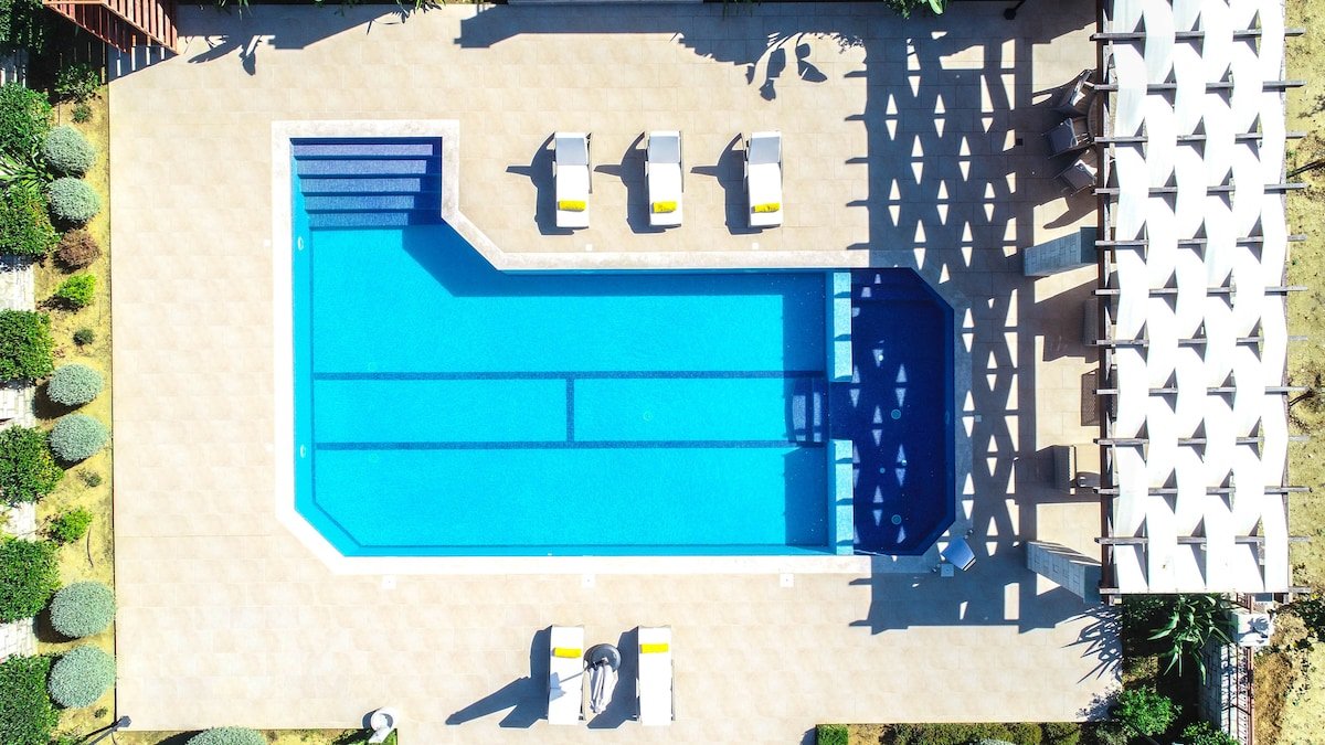 Karyo Villa – 4BD, 3min on foot from the beach! gallery image 5