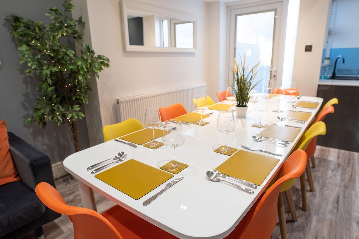 8 Bed, sleeps 10, 3Bath house, over 300 5* reviews gallery image 4