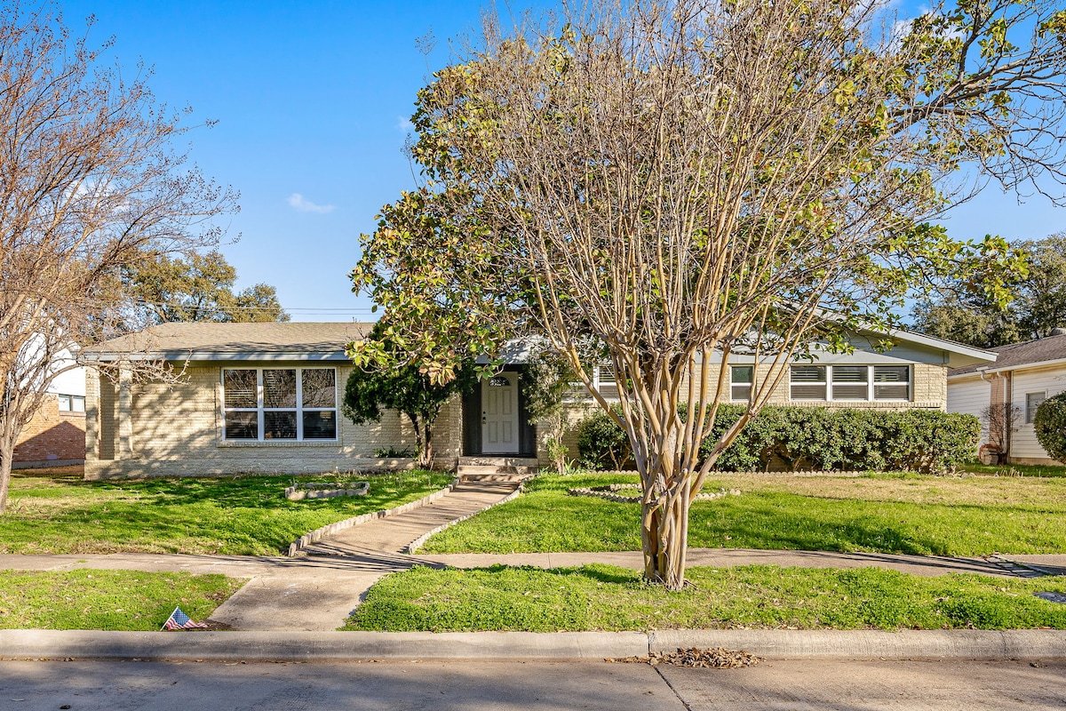 Home in Dallas / Entire Home gallery image 3