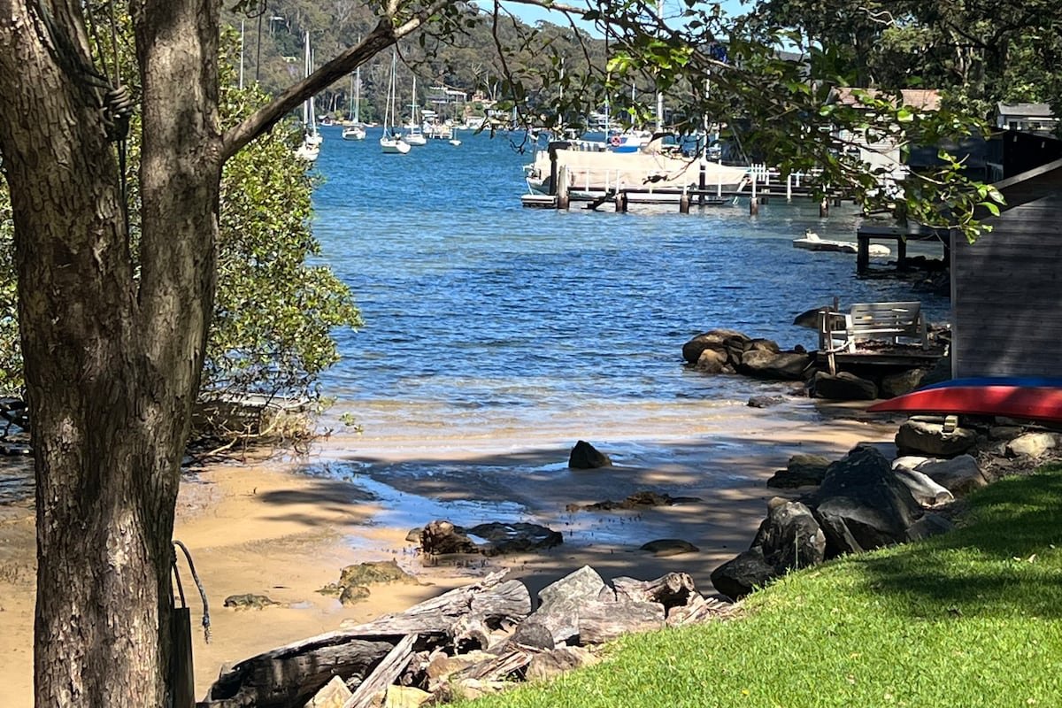 Sydney Northern Beaches Waterfront holiday house gallery image 2