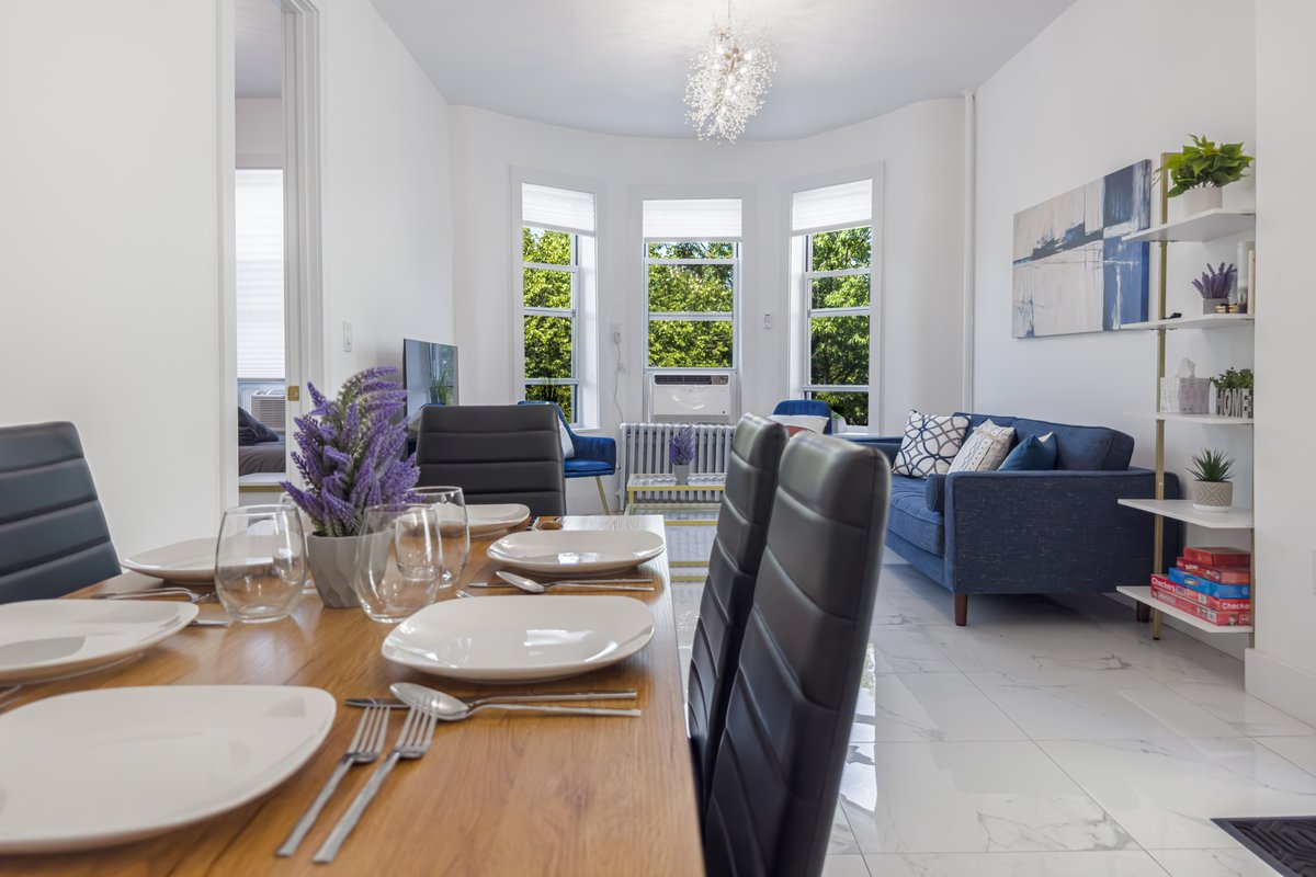 Lux 16 Bedroom -Patios-1 Min To Train, sleeps 36