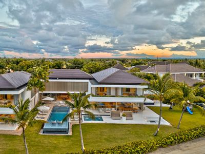 Arrecife Royale – Scenic Lake and Golfside Retreat