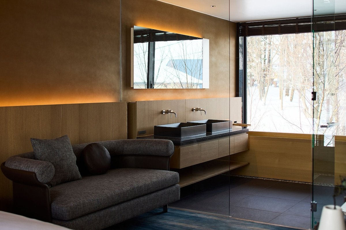 Shiyuki | 4BR Chalet, 2-Minute Drive to Ski Lift gallery image 5