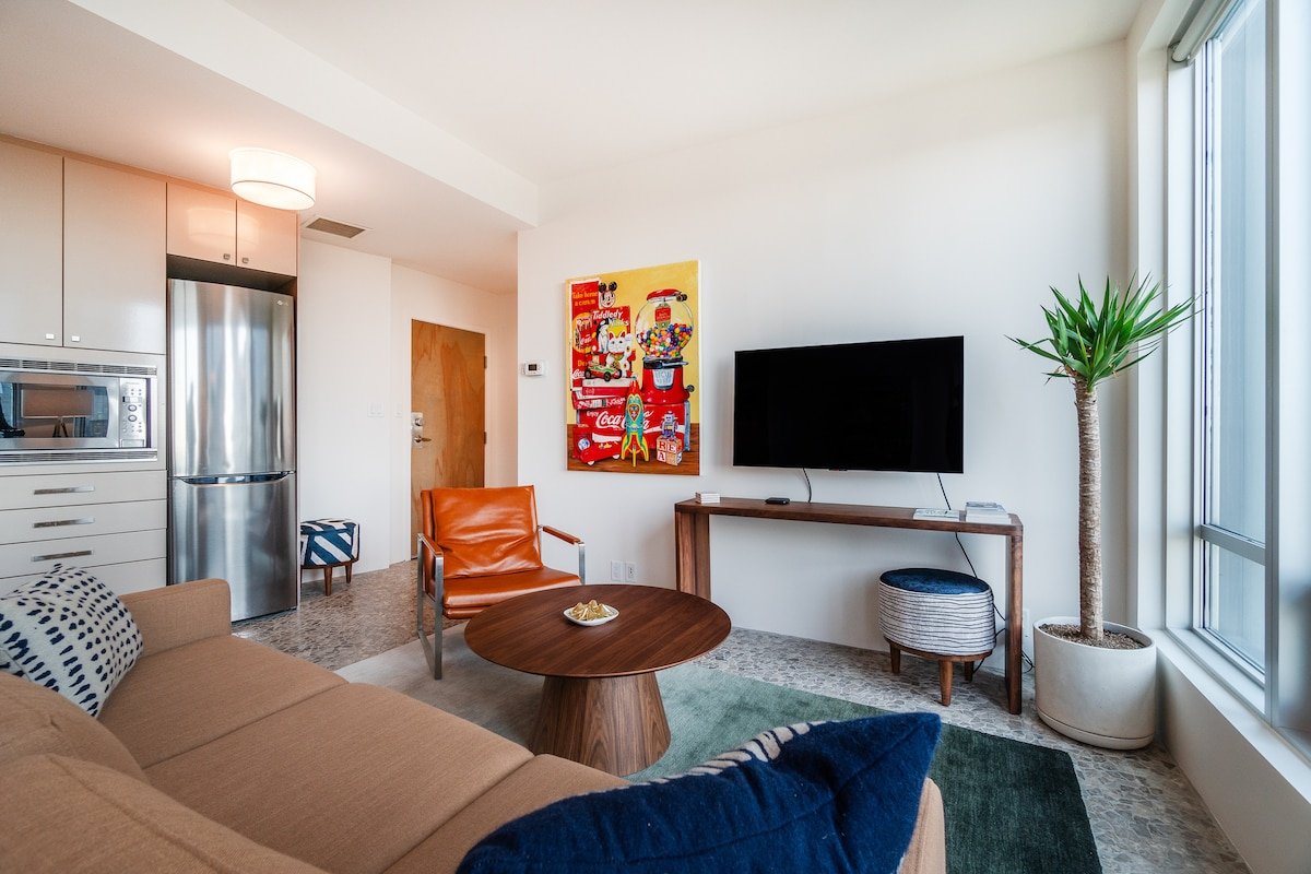 Central Downtown Location + Art + Design + View gallery image 4