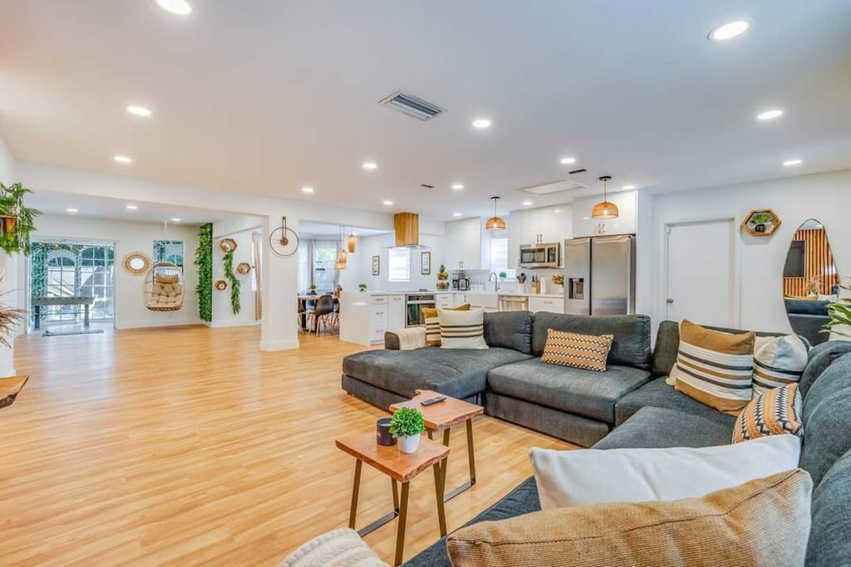 Fox Garden-Heated Pool-Spa- Boho-Downtown & Beach gallery image 5