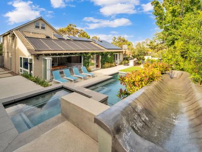 Gorgeous pool, close to beach, restaurants &shops!