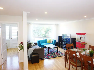 9 bedrooms, 4 bathrooms, 2 kitchens, free parking