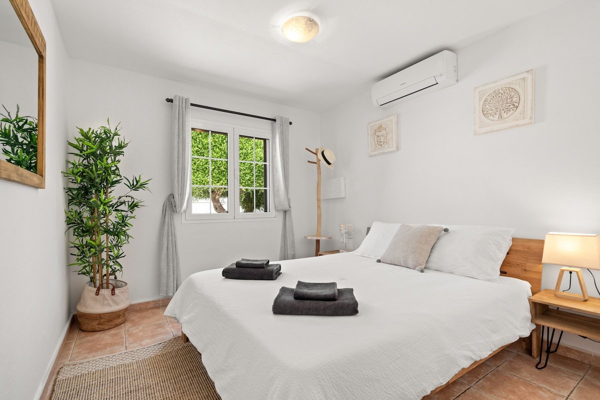 Private villa w/ large pool close to beach & shops gallery image 5