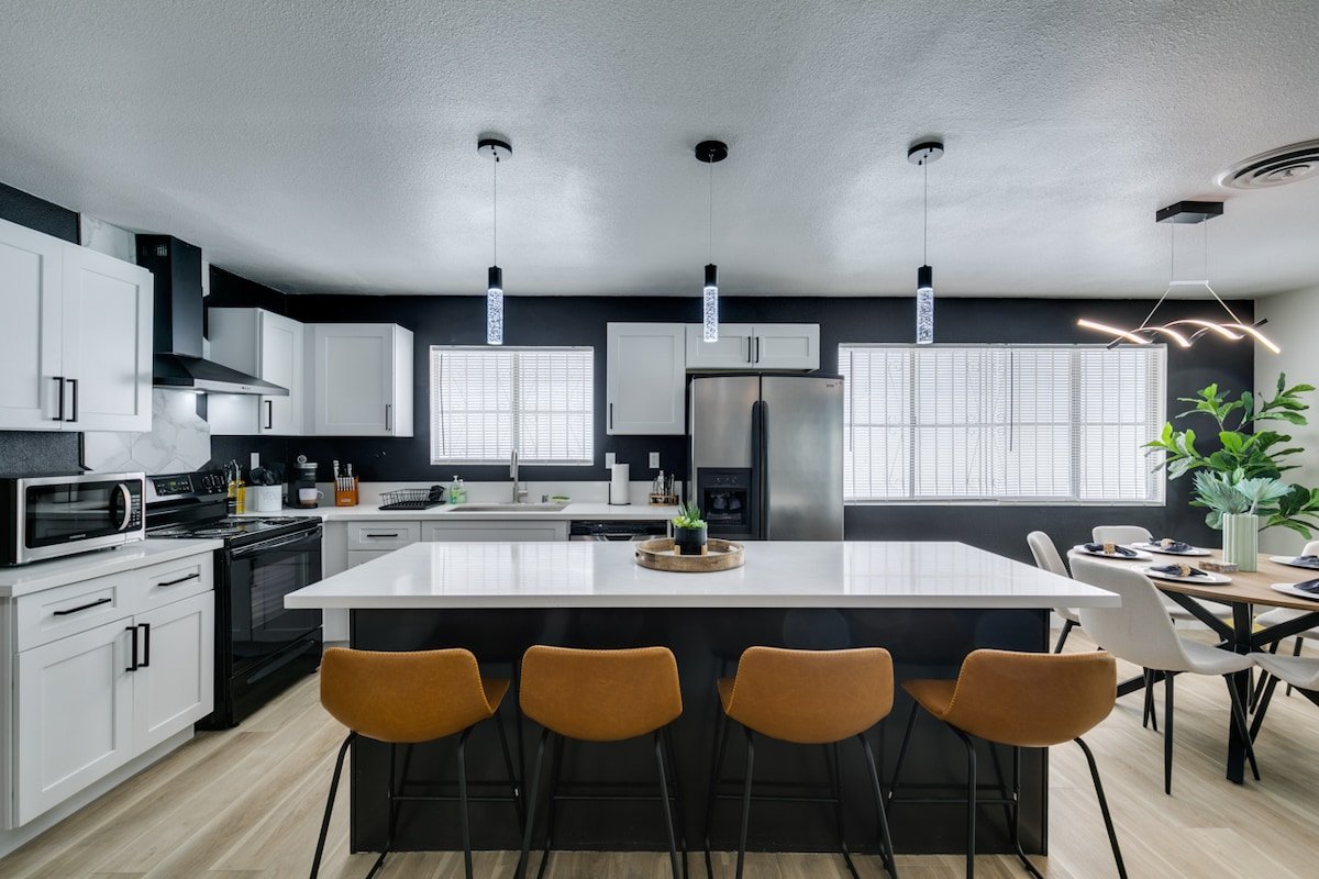 Gorgeous 6 Bed Oasis w/ Pool! 3 Mins to the Strip! gallery image 5