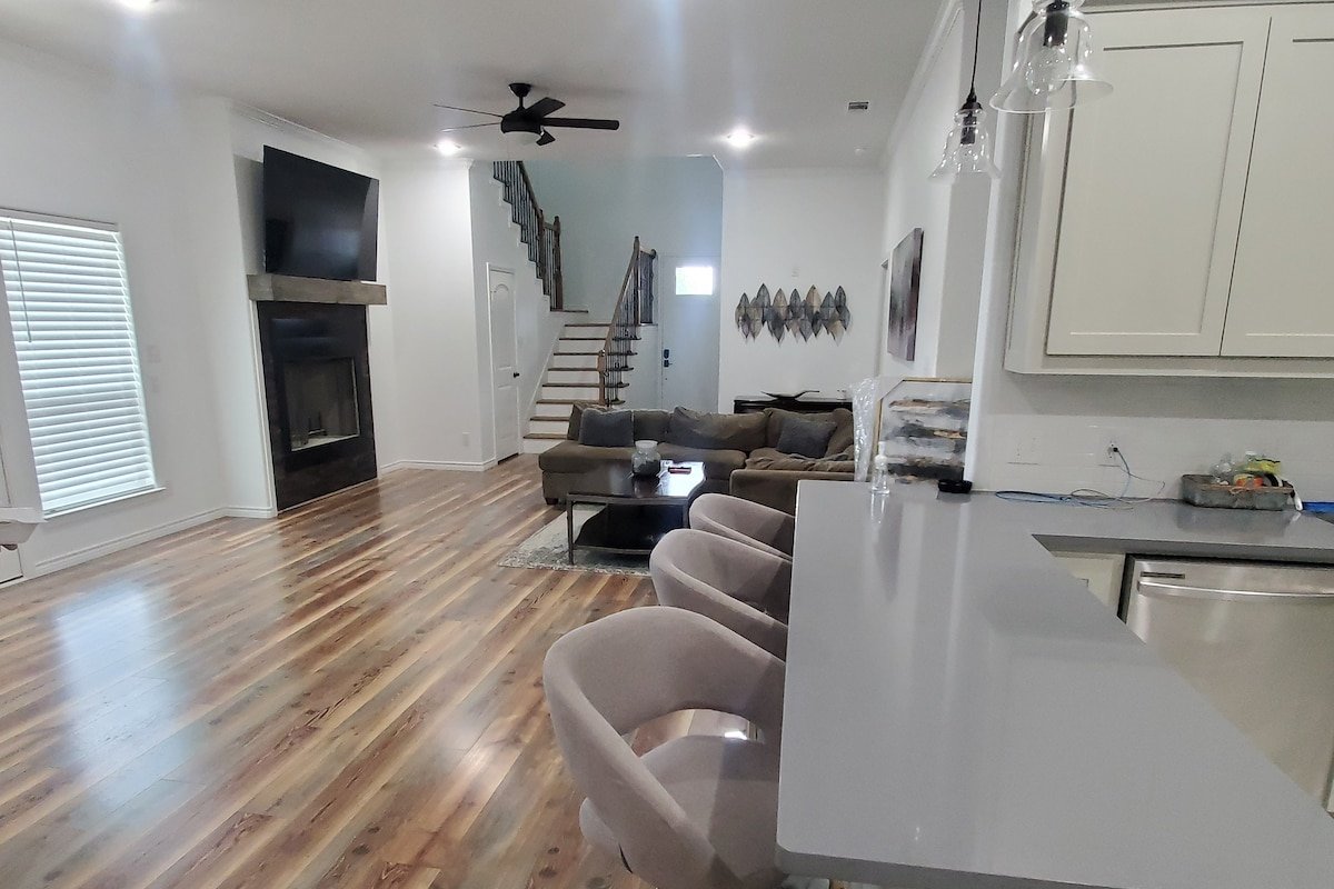 New home in great location ideal for large groups gallery image 4