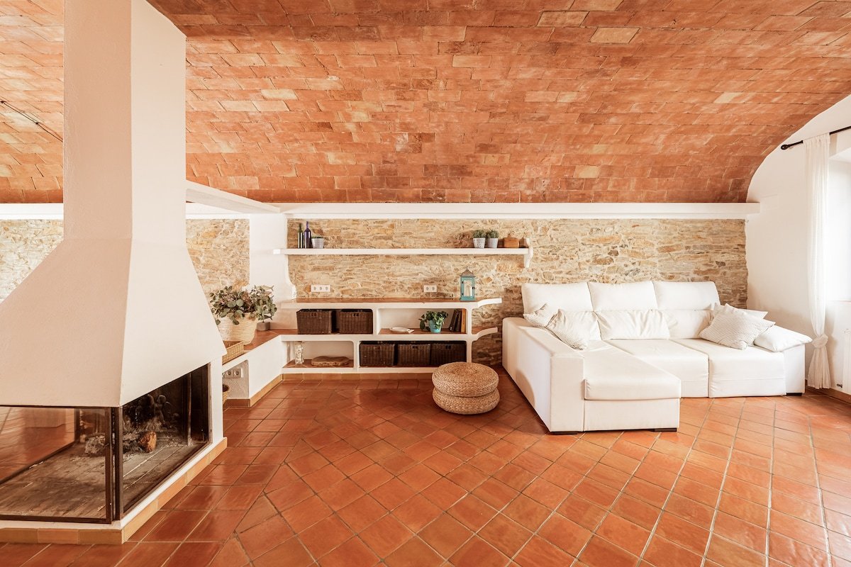 Village house with pool in the center of Begur gallery image 3