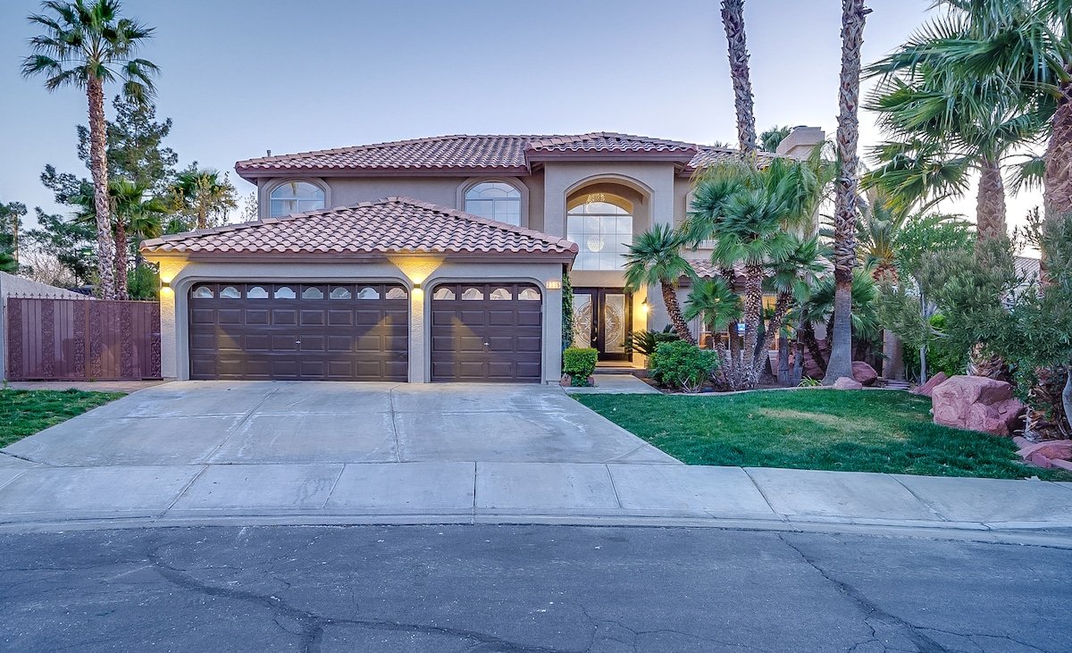 Simply PARADISE! Resort Inspired Pool + 5 BR/3BA gallery image 4