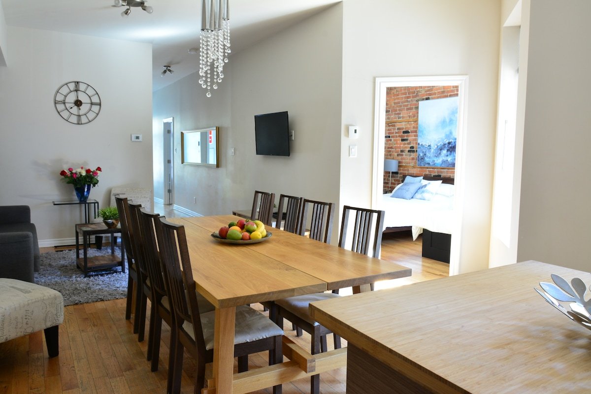 Top Location – 3 Full Bathrooms – 7 beds – Terrace gallery image 2