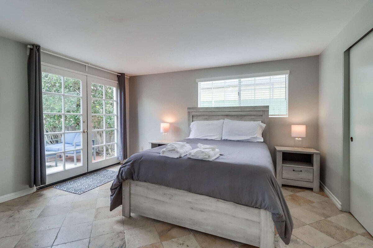 Steps to ocean & bay, A/C, large patio, 4 parking gallery image 5