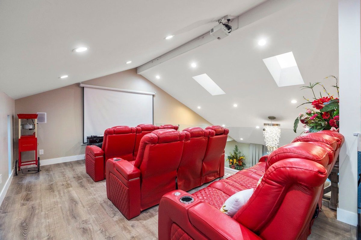 7BR Vegas Resort – Pool, Jacuzzi, Near the Strip gallery image 5