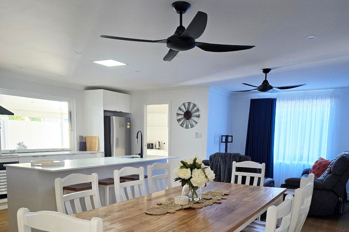 The Homestead – Sleeps 8, Pet on approval gallery image 2