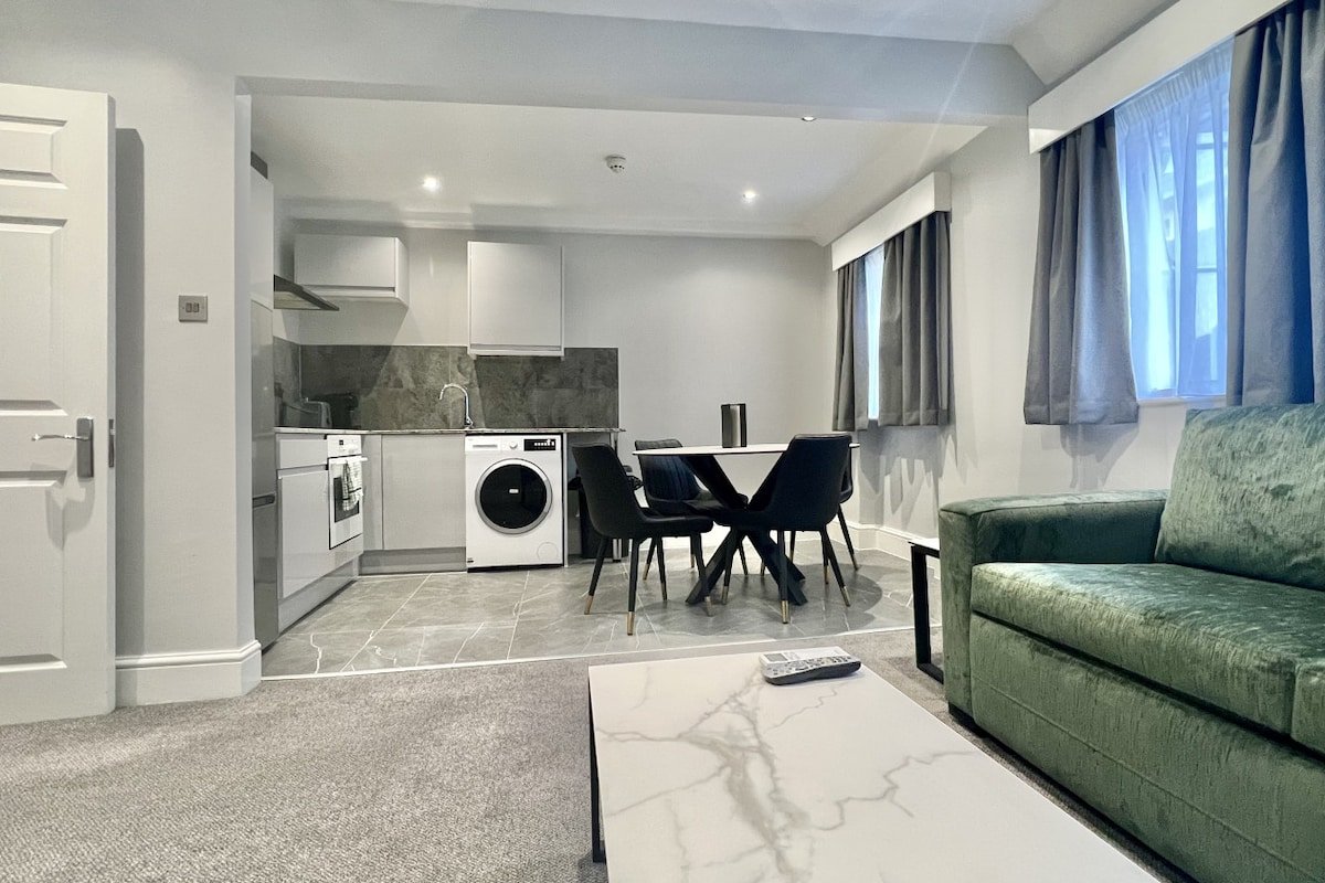 2 Bed/2 Bath Modern Flat, Sky TV, Air Con gallery image 3