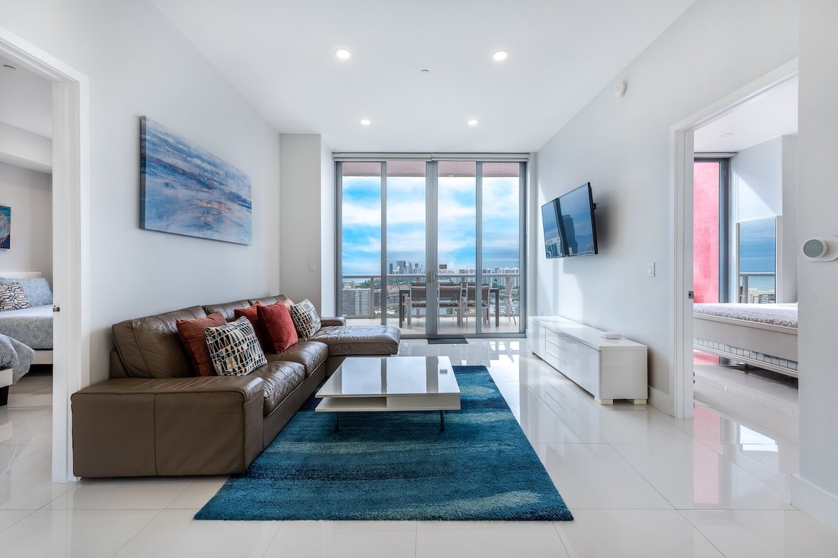 Luxury Modern Penthouse, 2 Private Terraces, Pool gallery image 2