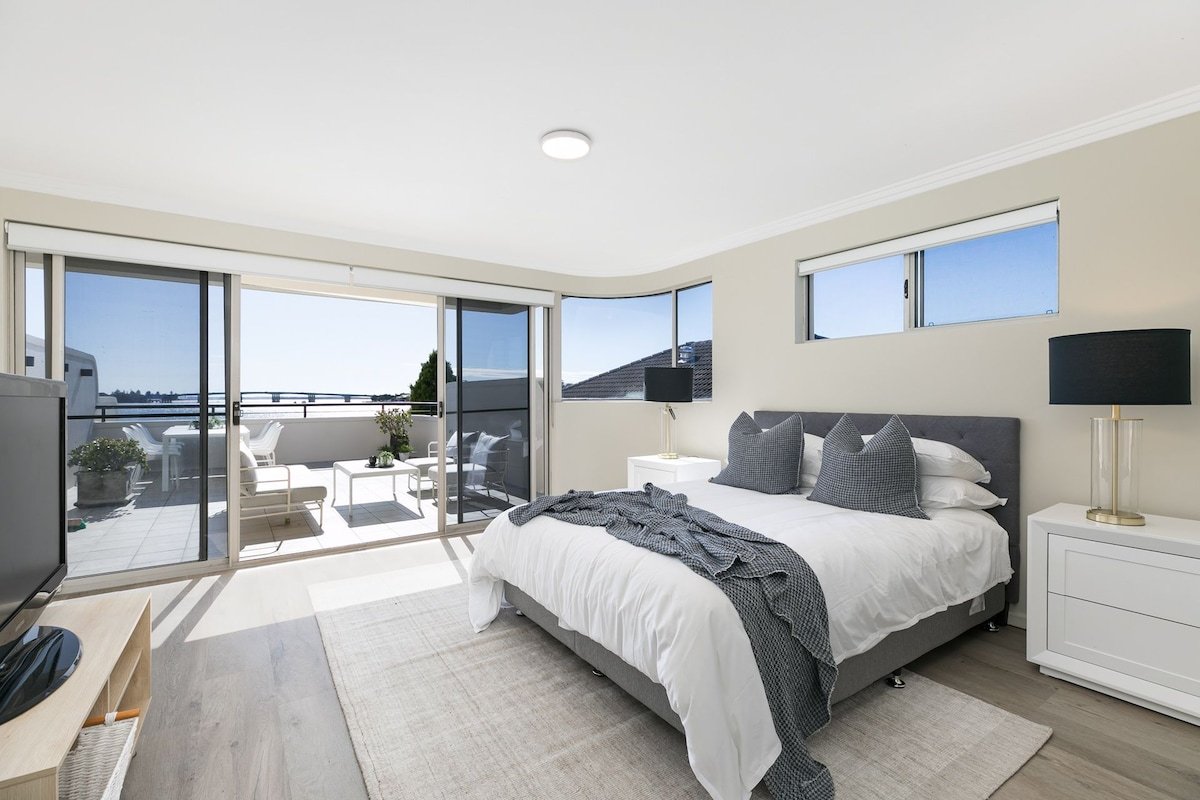 Stylish 3-bedroom rental with water views gallery image 2