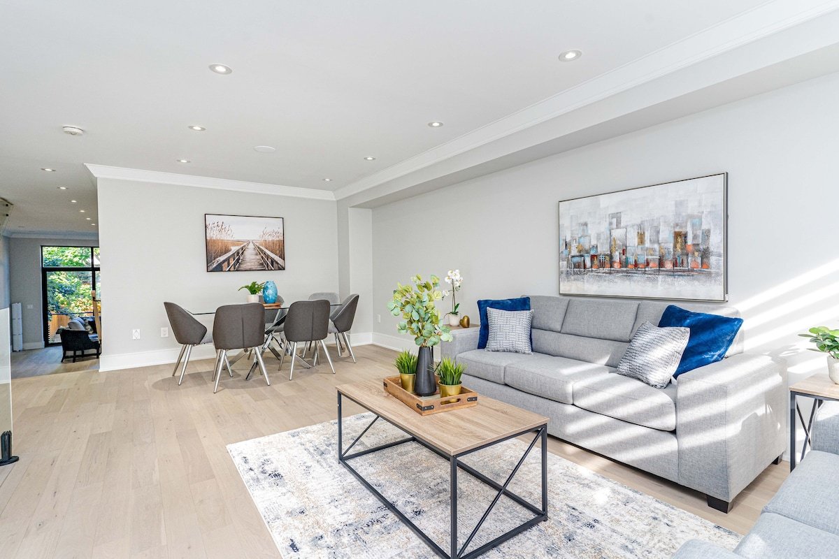 Luxury 4 bedroom house near the Lake gallery image 2