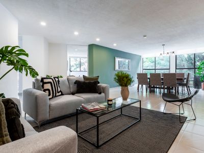 Large 3BR Apartment with exceptional street views