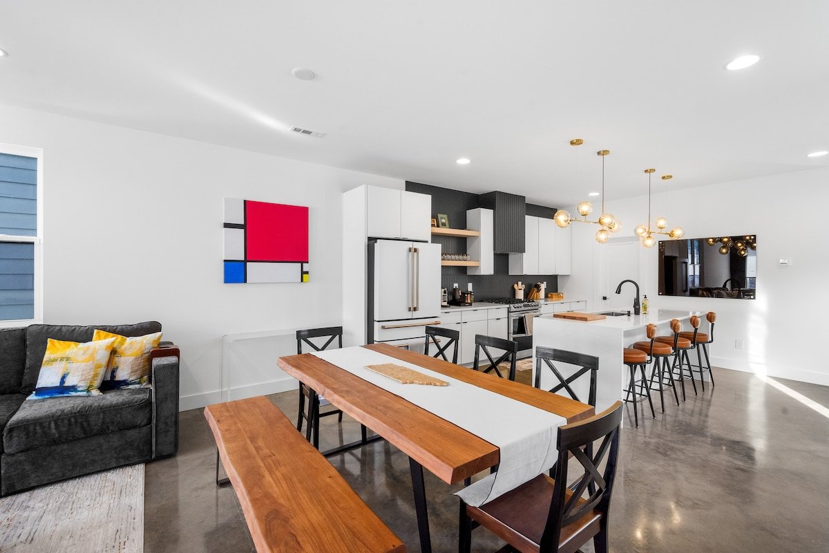 Modern New Home, Big Roofdeck, Minutes to Downtown gallery image 4