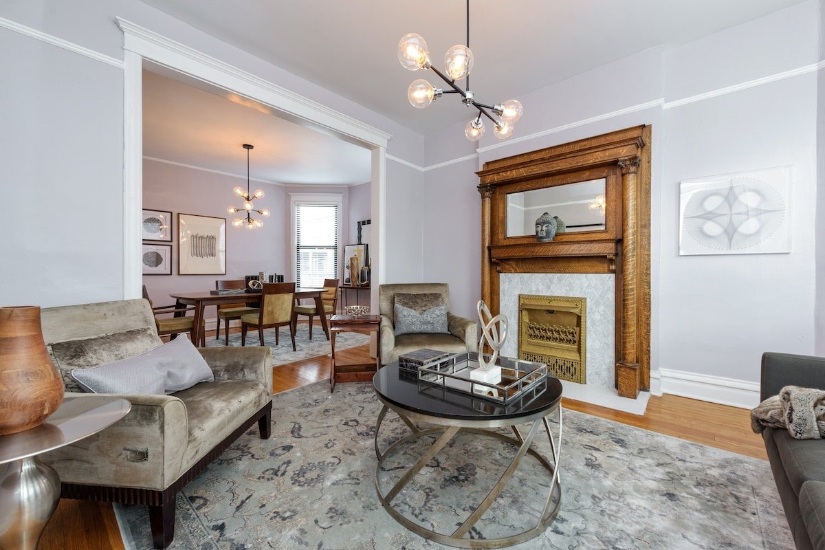 Beautiful Home, Great for Groups, by Wrigley+CTA ! gallery image 2