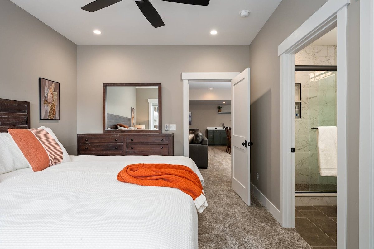 Breathtaking Mountain Manor, Huge Deck w/ Hot Tub, gallery image 4