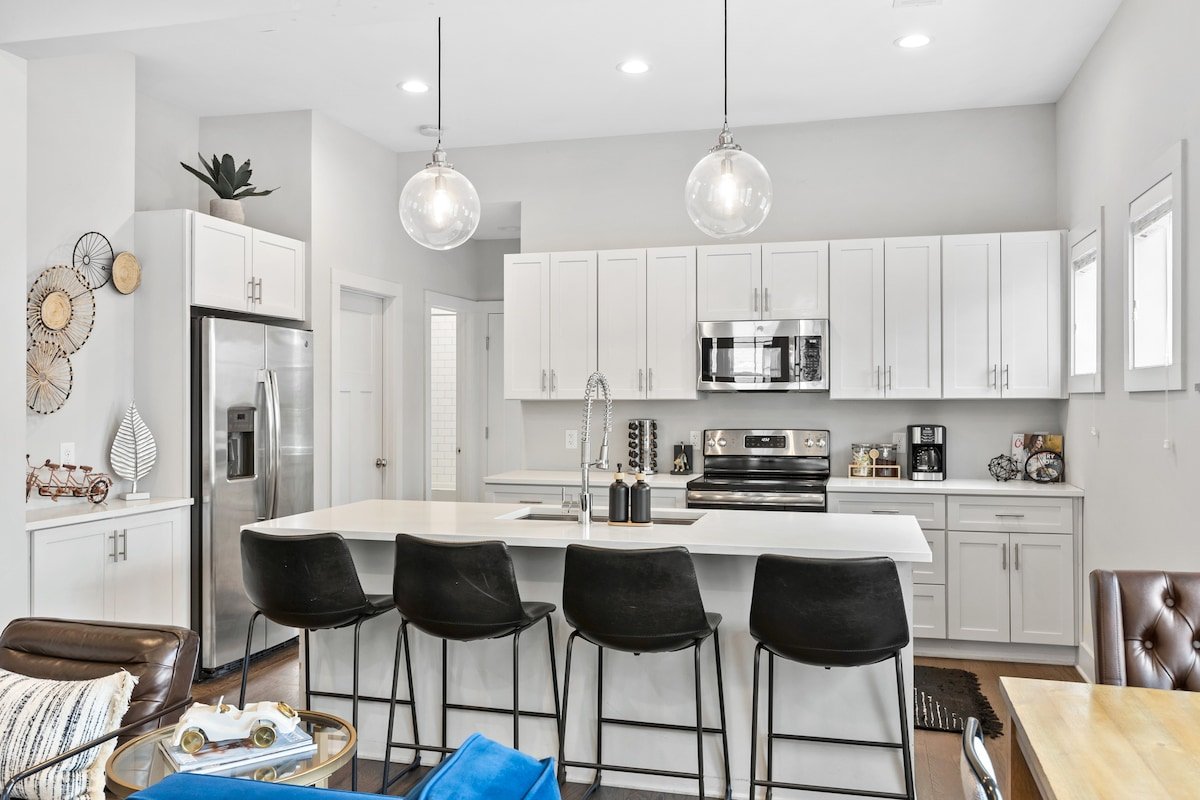 Modern Bliss – 2 mi Broadway w/ Garage by 12 South gallery image 4