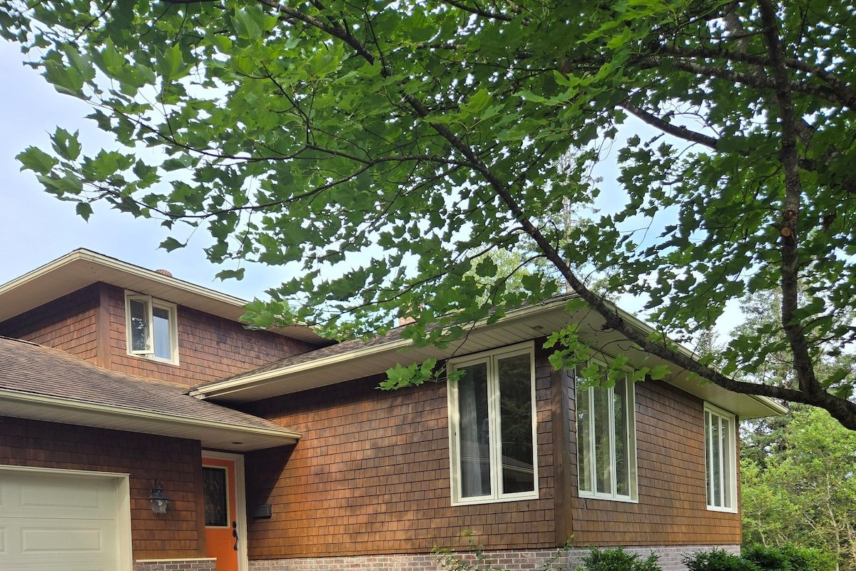 Hilltop Hideaway gallery image 2