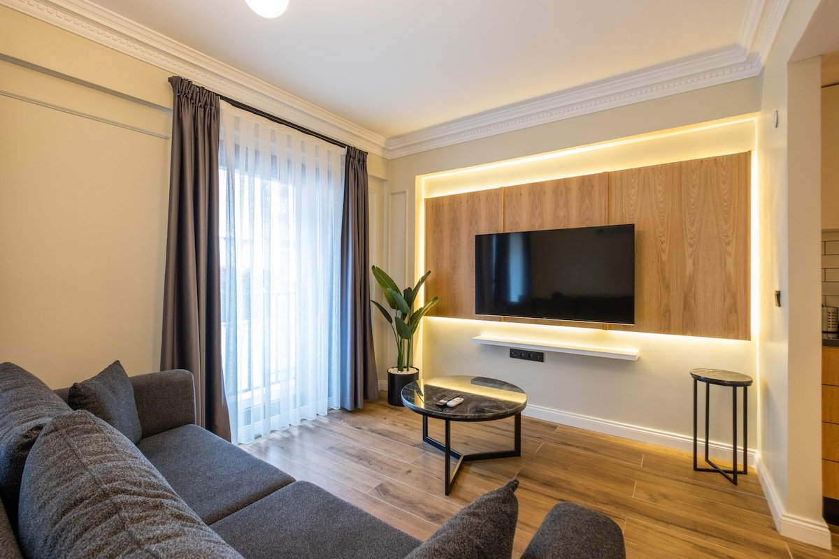 Stylish & Modern 2 Bdr. in City Centre gallery image 2