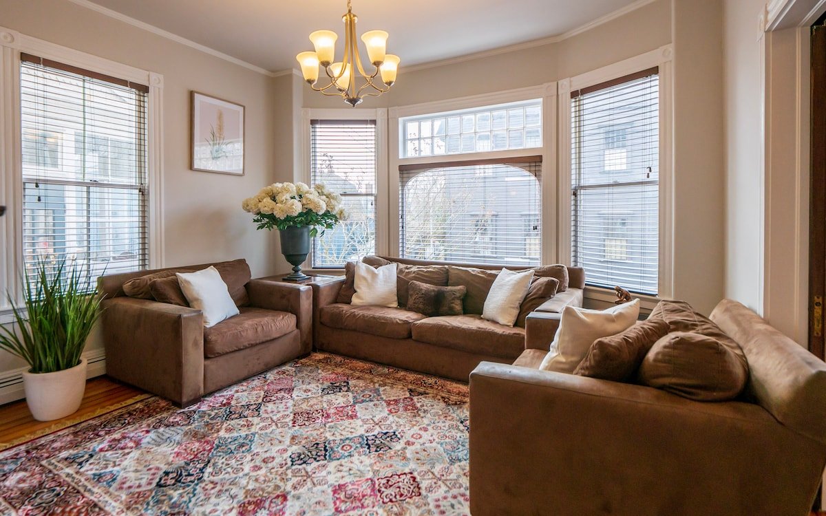 Central Downtown Newport House & Courtesy Parking gallery image 2