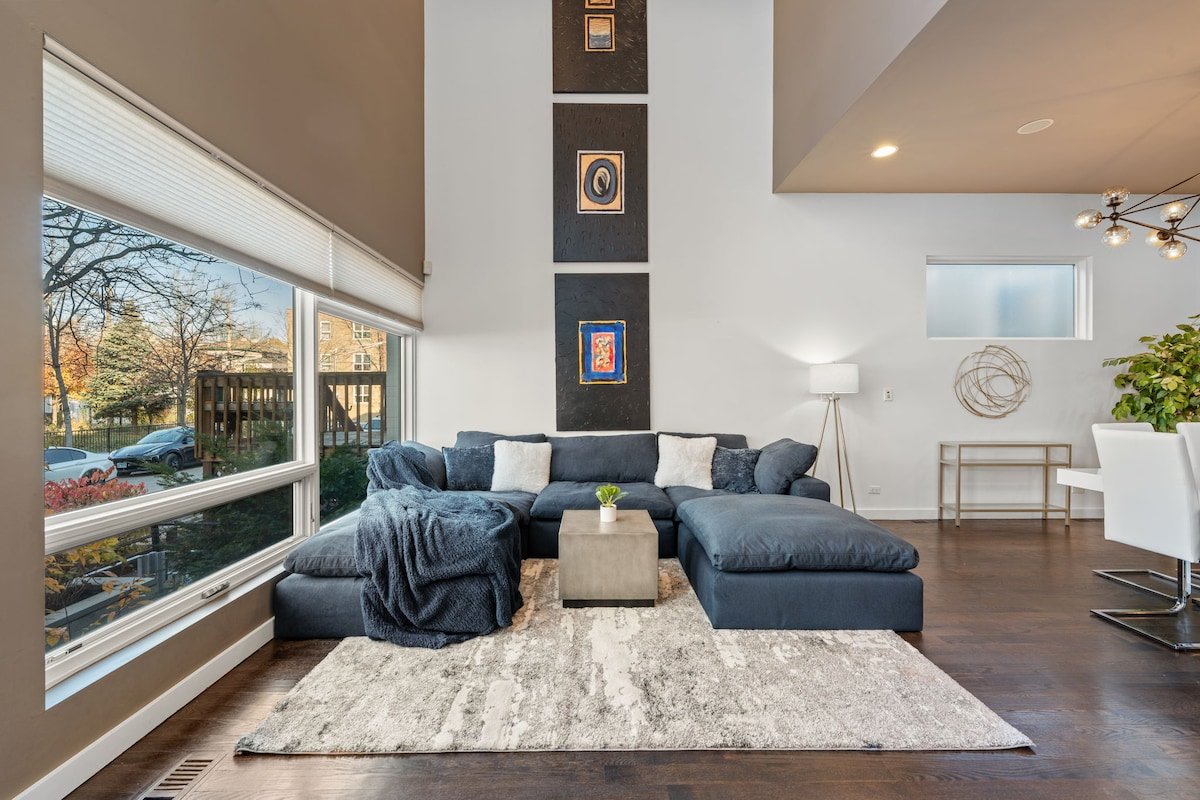 Exquisite 4-Bedroom Retreat in Chicago gallery image 2