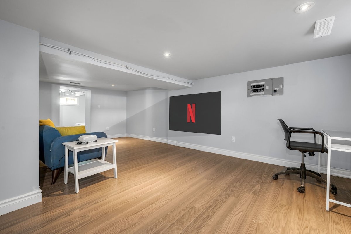 Luxe Home | 2 King Beds, Theatre Room, Near Beach gallery image 3