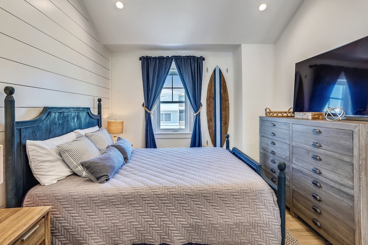 Island home with Pool and swim-up bar! Best gallery image 4