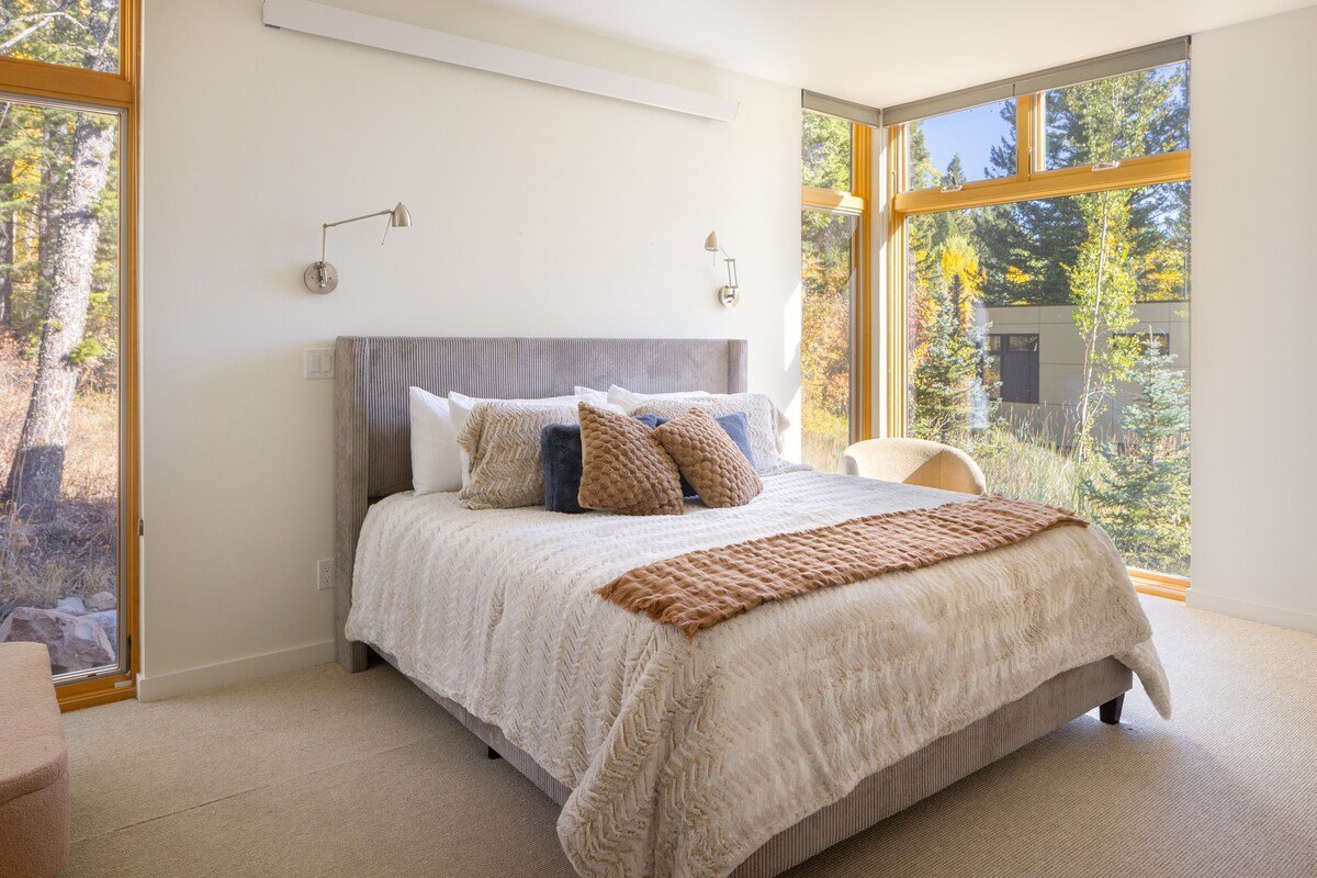 Luxury modern estate with guest house gallery image 2