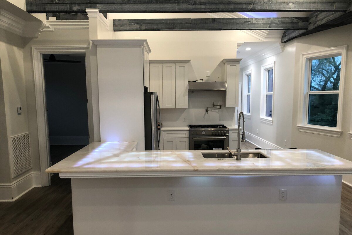 Penthouse Walking Distance to St Charles streetcar gallery image 4