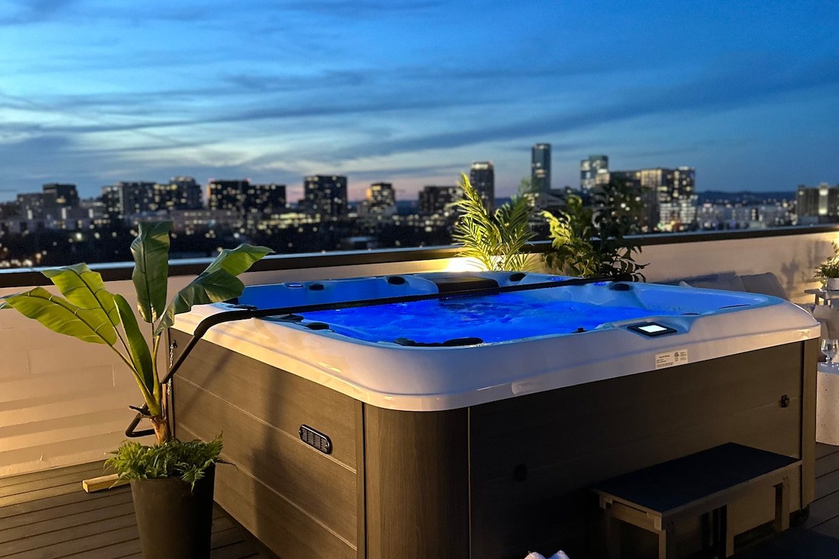 Archer House | Hot Tub Rooftop | Downtown Luxury! gallery image 3