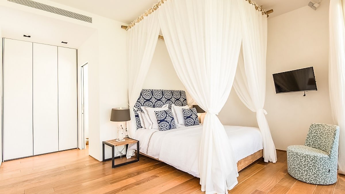 Heated infinity pool- Petanque- Jacuzzi- Bar gallery image 5