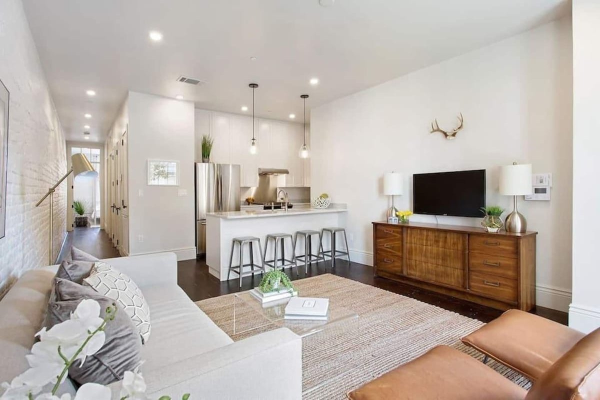 Group-Friendly Suite • Near Bourbon Street gallery image 2