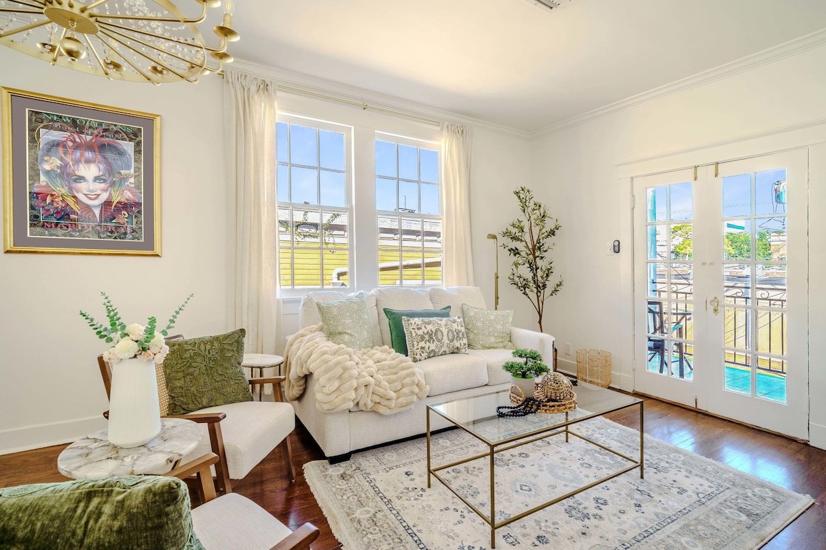 *Renovated Gem*I Chic & Central I Gated Parking gallery image 2