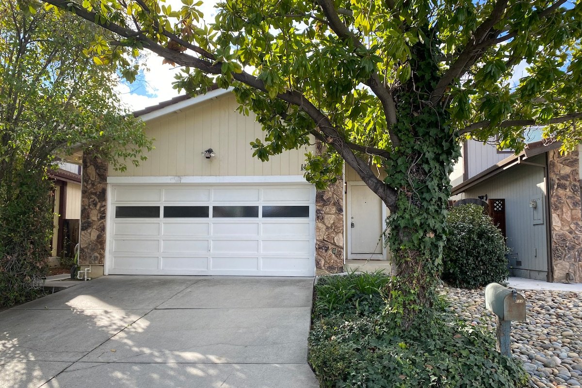 Beautiful & convenient 3 bedroom/2.5 bath home gallery image 2