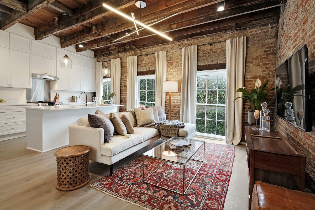 Luxury Historic Hotel Suite | 5 min to FQ gallery image 2