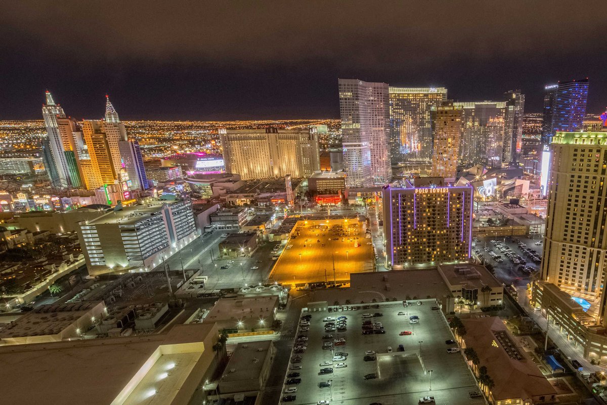 Penthouse Strip Views 2BDR + Balcony + Free Valet