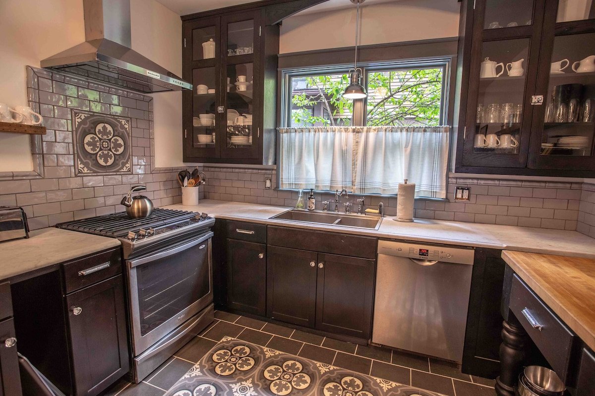 Spacious South Wedge Full House – Hamilton House gallery image 5