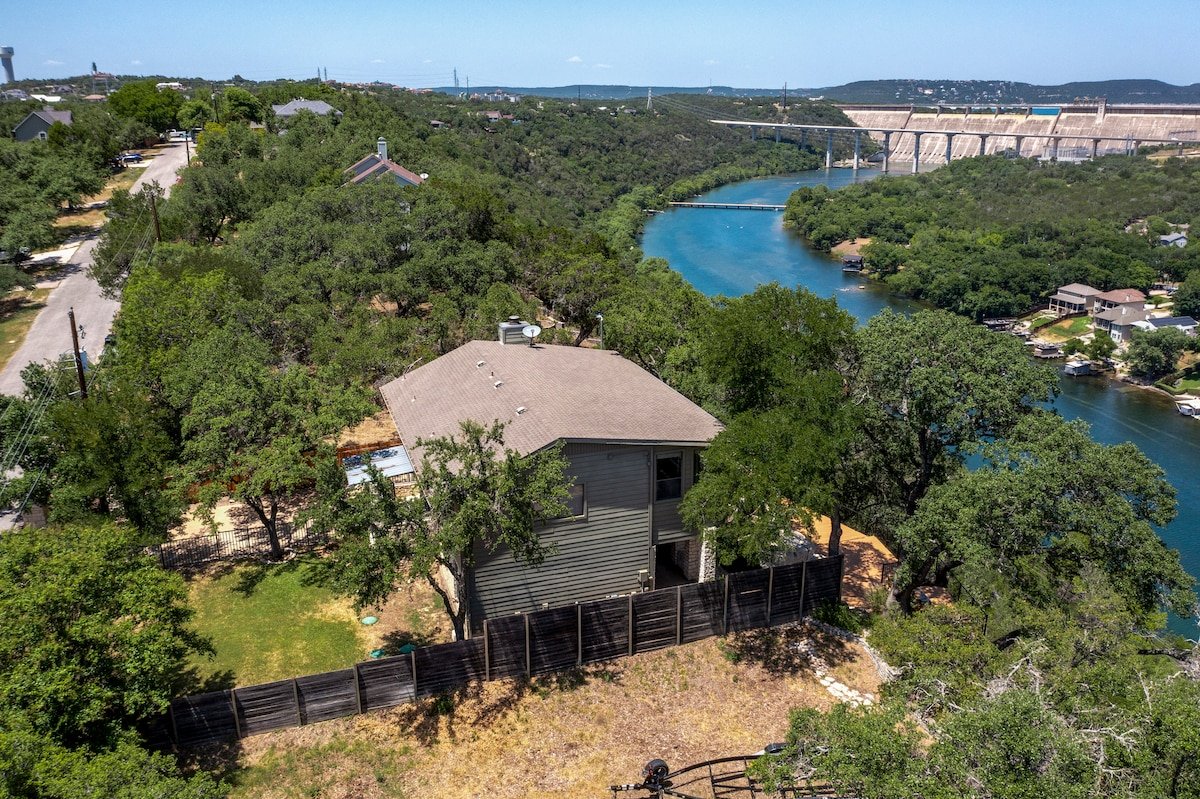 Panoramic views of Lake Austin high in the hills gallery image 3