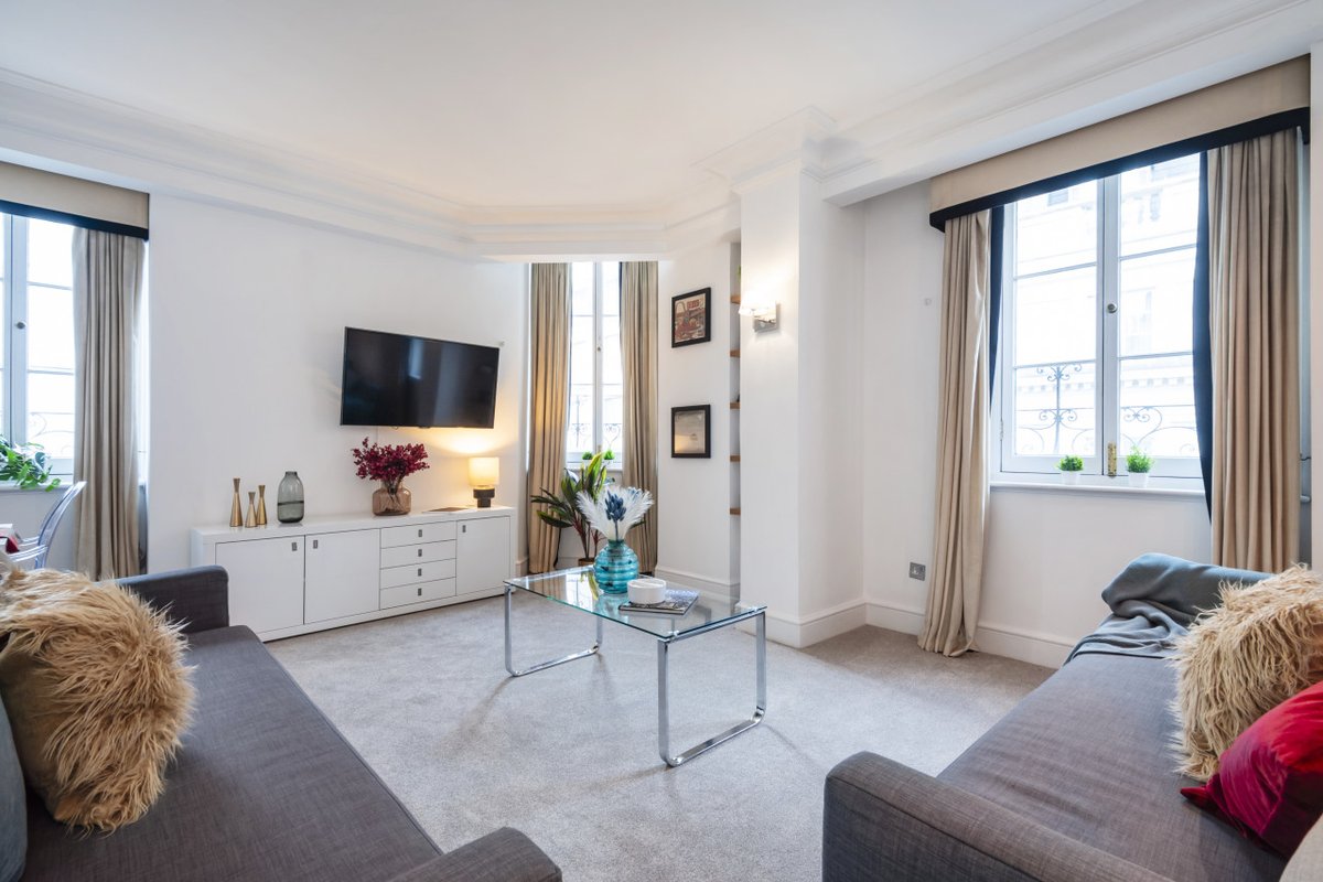 Outstanding Trafalgar Square Penthouse