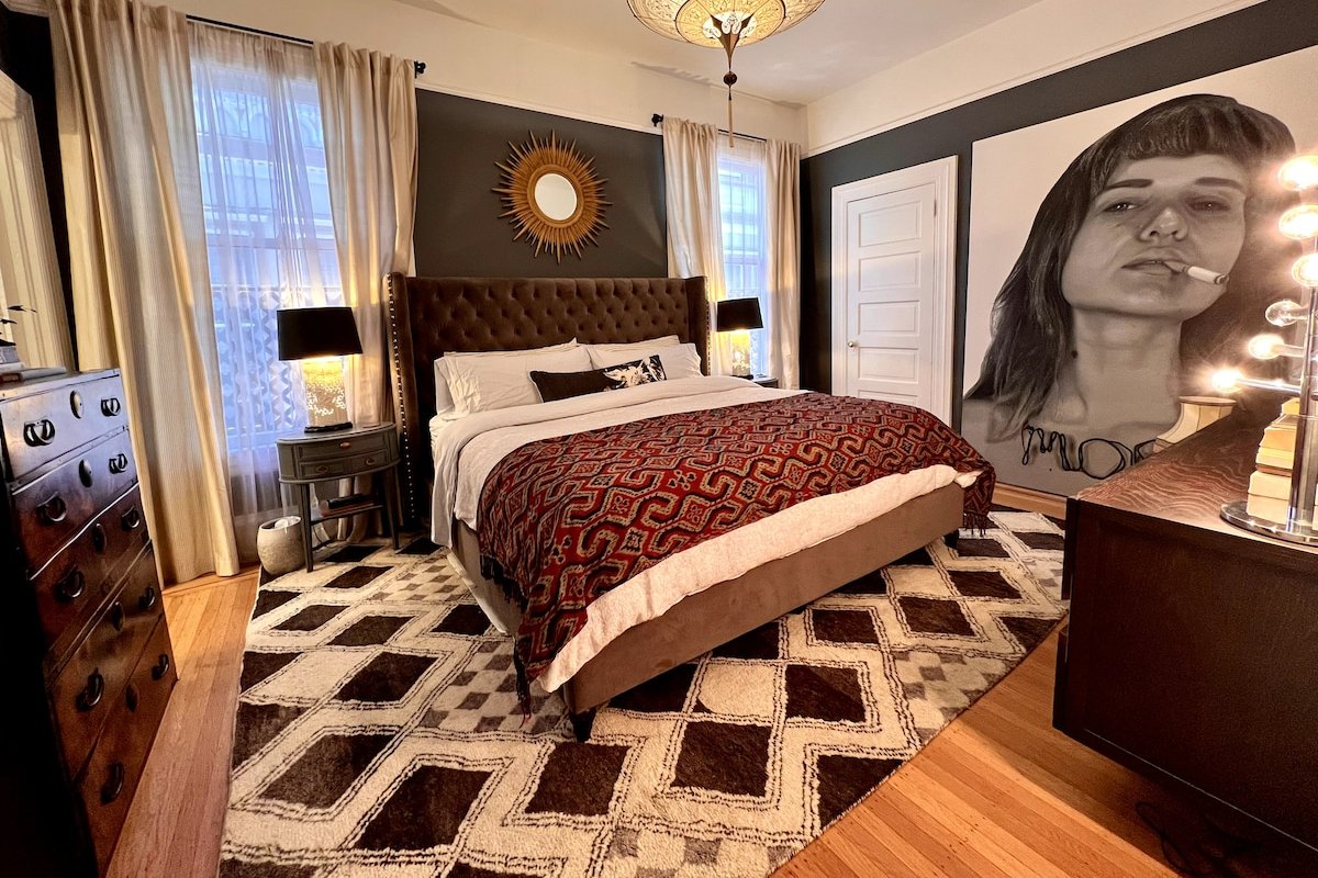 Designer’s 1900 Victorian Apartment gallery image 5